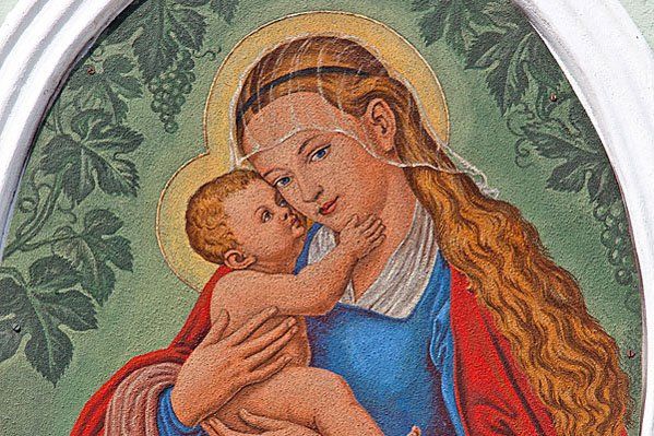 Madonnen Bildnis mit dem Kind auf einer Hauswand