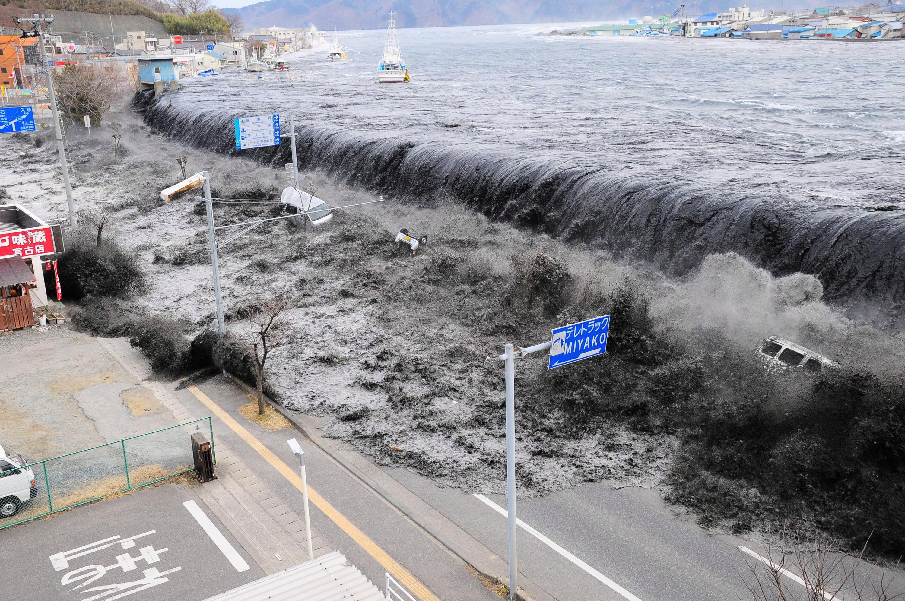 HANDOUT - ARCHIV - Die Aufnahme vom 11.03.2011 zeigt das Auftreffen des Tsunamis auf die Kste von Miyako, Japan. Zwei Jahre nach der Fukushima-Katastrophe will Japan zur Atomkraft zurckkehren. Foto: Aflo / Mainichi Newspaper (zu dpa ÇTrotz Fukushima-Katastrophe: Japan kehrt zur Atomkraft zurckÈ vom 06.03.2013 - ACHTUNG: Nur zur redaktionellen Verwendung und bei vollstndiger Nennung der Quelle: ÇAflo / Mainichi NewspaperÈ) +++(c) dpa - Bildfunk+++ 