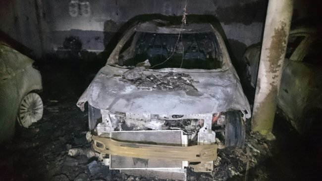 Die Fahrzeuge brannten komplett aus.