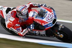 Der Italiener Andrea Dovizioso sitzt Leader Maverick Vinales aus Spanien im Nacken.