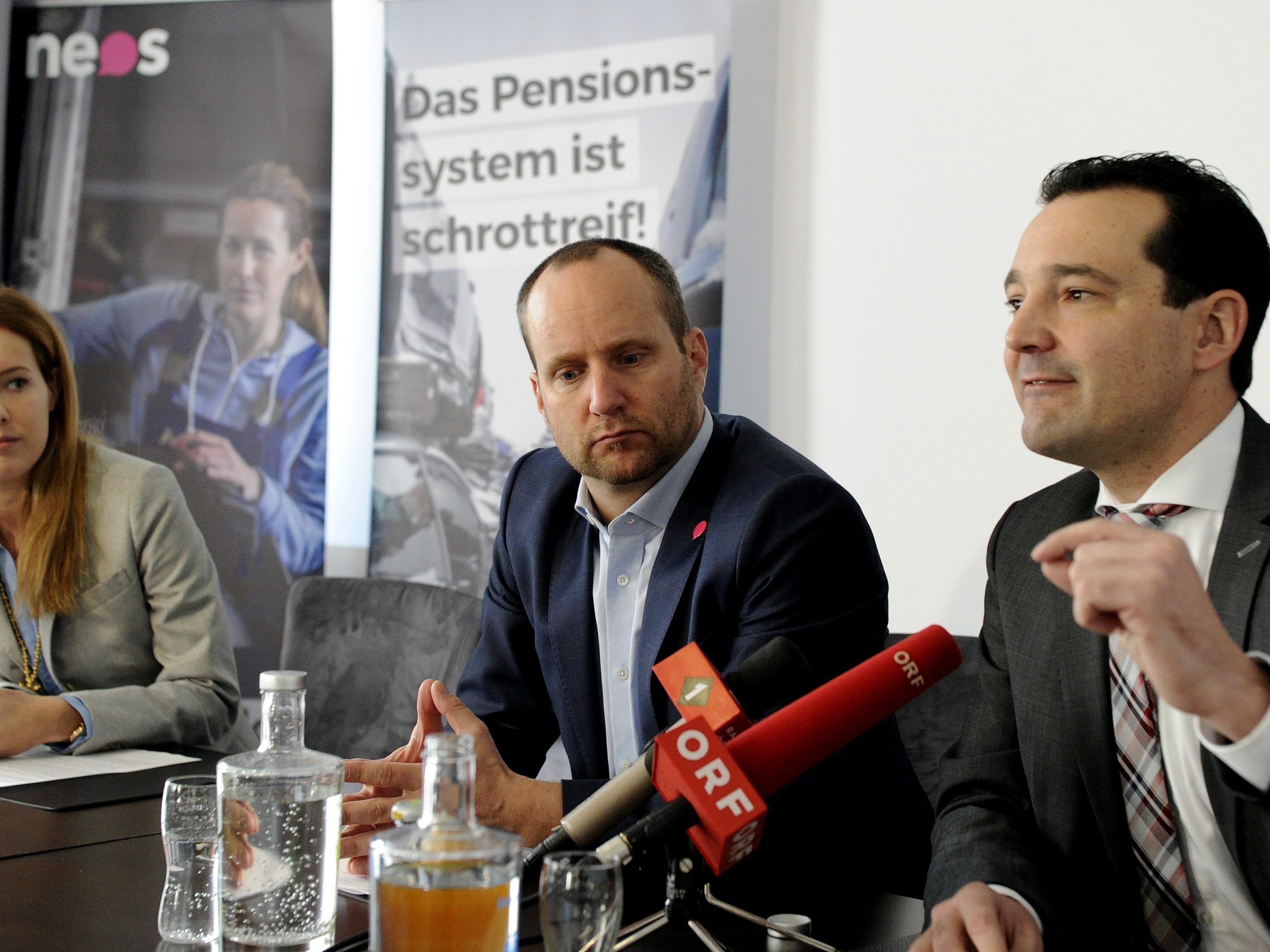 Die NEOS kritisieren Umgang mit der Pensionsaffäre.