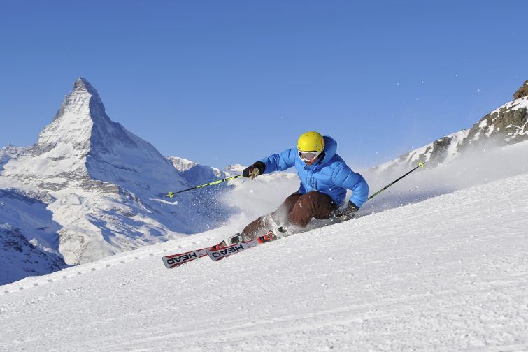 Skifahren in Zermatt im Anblick des majestätischen Matterhorns ist ein einzigartiges Erlebnis. © Zermatt Tourismus/Michael Portmann