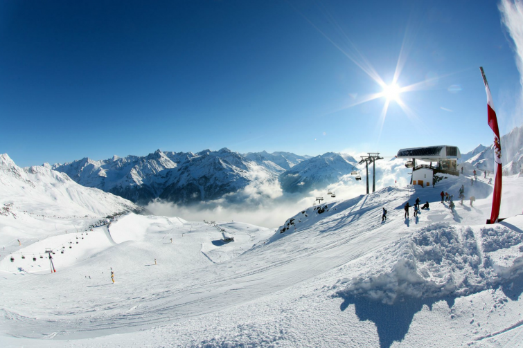 In Sölden haben Skifahrer vom Giggijoch aus einen sagenhaften Ausblick auf die Tiroler Bergwelt. © Ötztal Tourismus