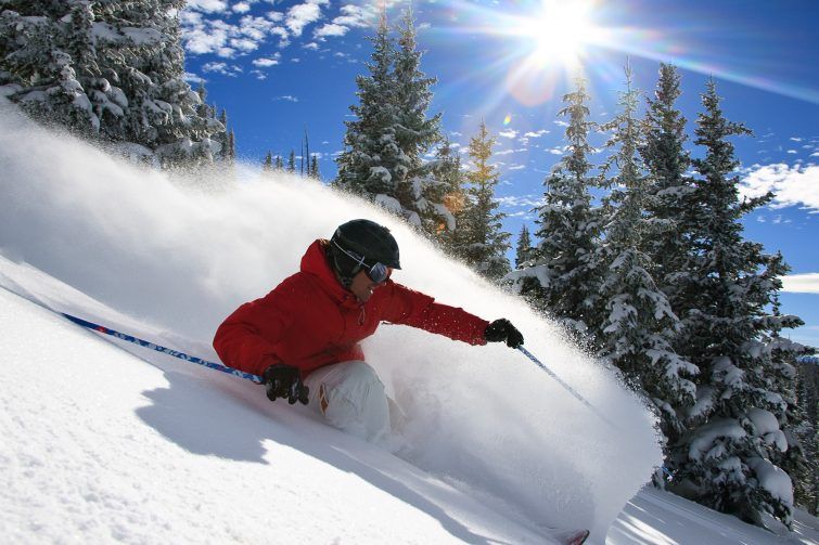 Den wohl besten Champagne Powder der Welt finden Skifahrer in den legendären Back Bowls in Vail. © Vail Resorts/Liam Doran