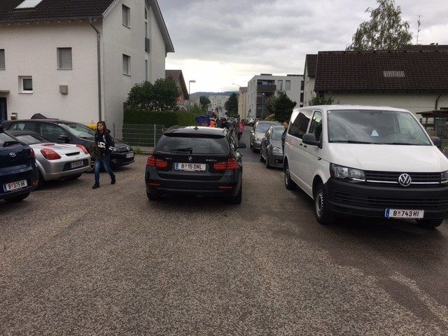 Bevor das Fahrverbot in Kraft trat, kam es vor der Schule oft zu gefährlichen Verkehrssituationen.