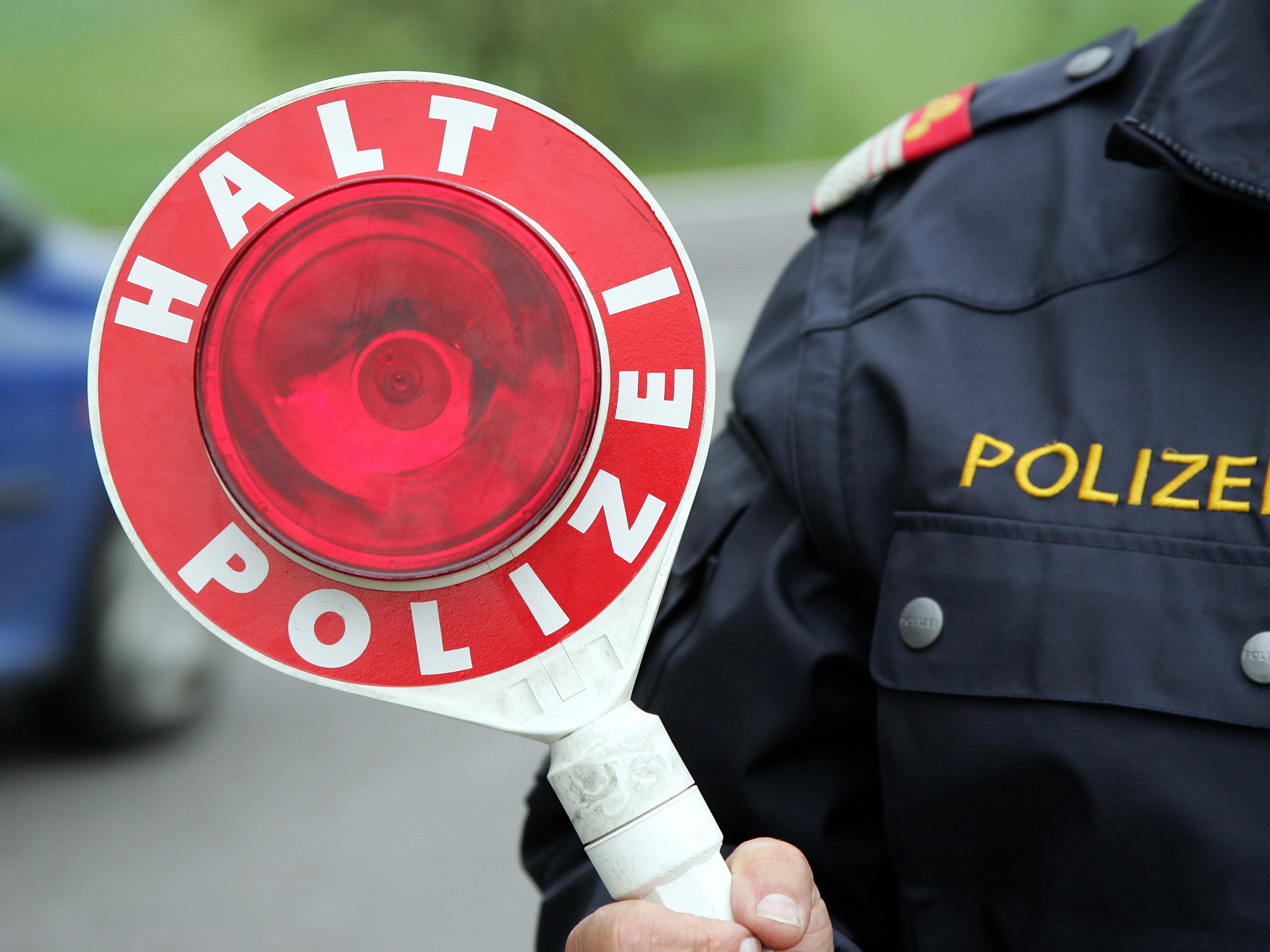 Ein unbekannter Lenker streifte das 49-jährige Unfallopfer mit seinem Auto.