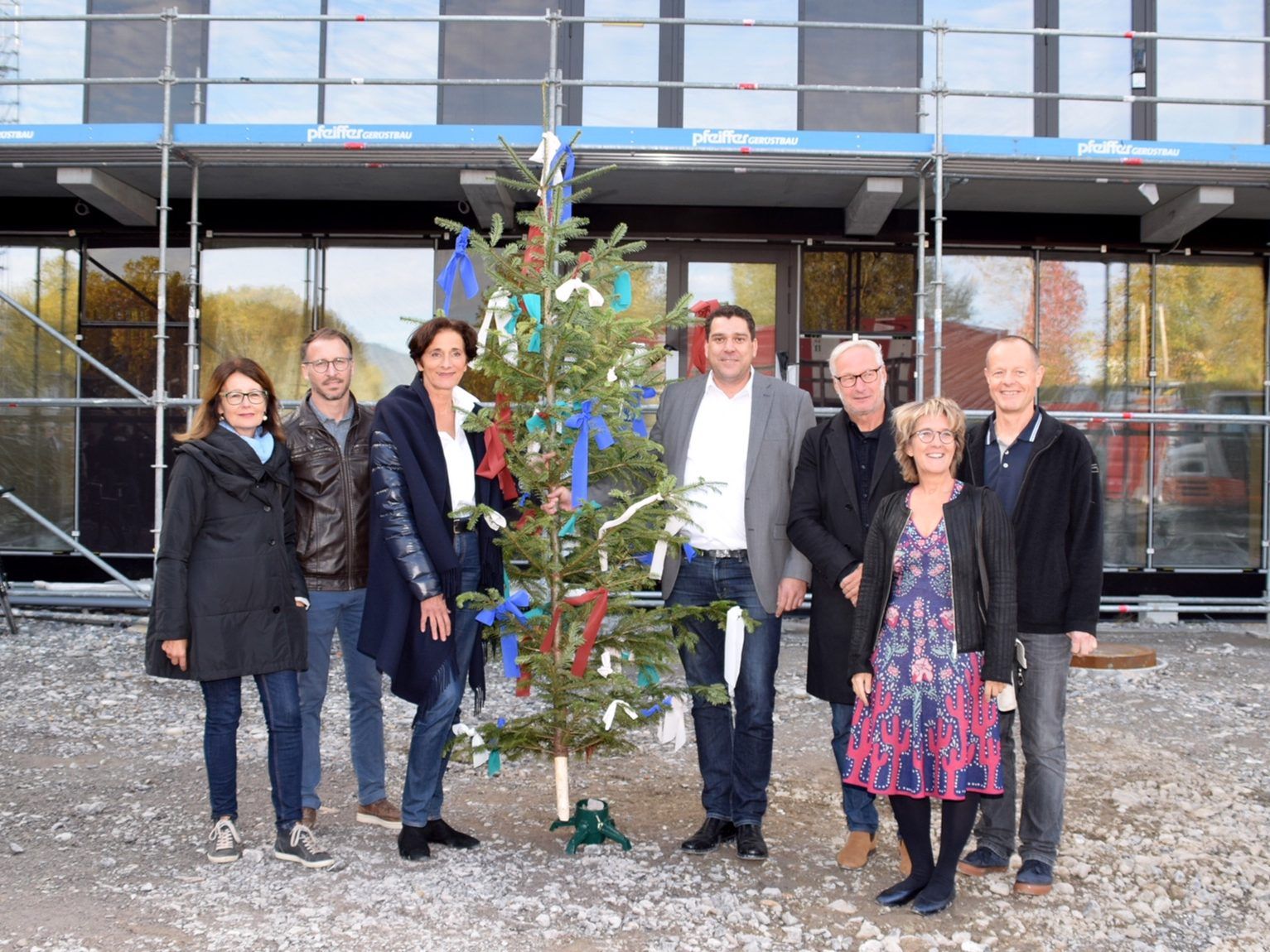 Richtfest für die neuen Schulen Hard Markt: (v.l.) Vzbgm. Eva Mair, Bauleiter Michael Pölzer, LR Dr. Bernadette Mennel, Bgm. Harald Köhlmeier, Architekt Carlo Baumschlager, Volksschul-Direktorin Karin Dorner, Mittelschul-Direktor Christian Grabher