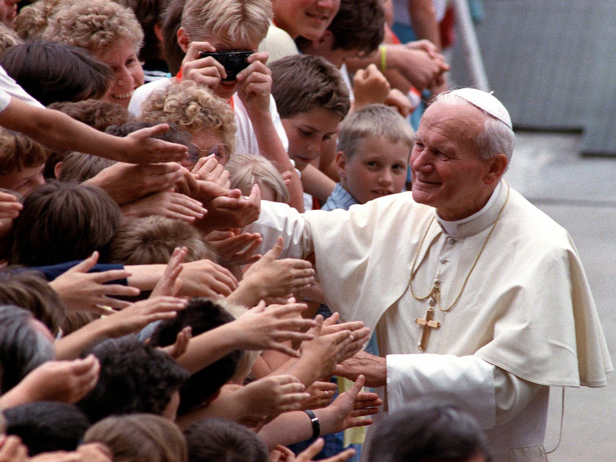 Unbekannte haben eine Blutreliquie des Heiligen Johannes Paul II. aus einem Wallfahrtsort am Gardasee gestohlen.