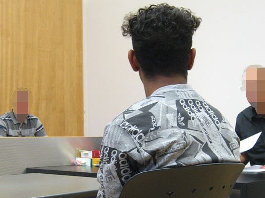 Ein 25-jähriger muss sich wegen schweren Raubes vor Gericht verantworten.