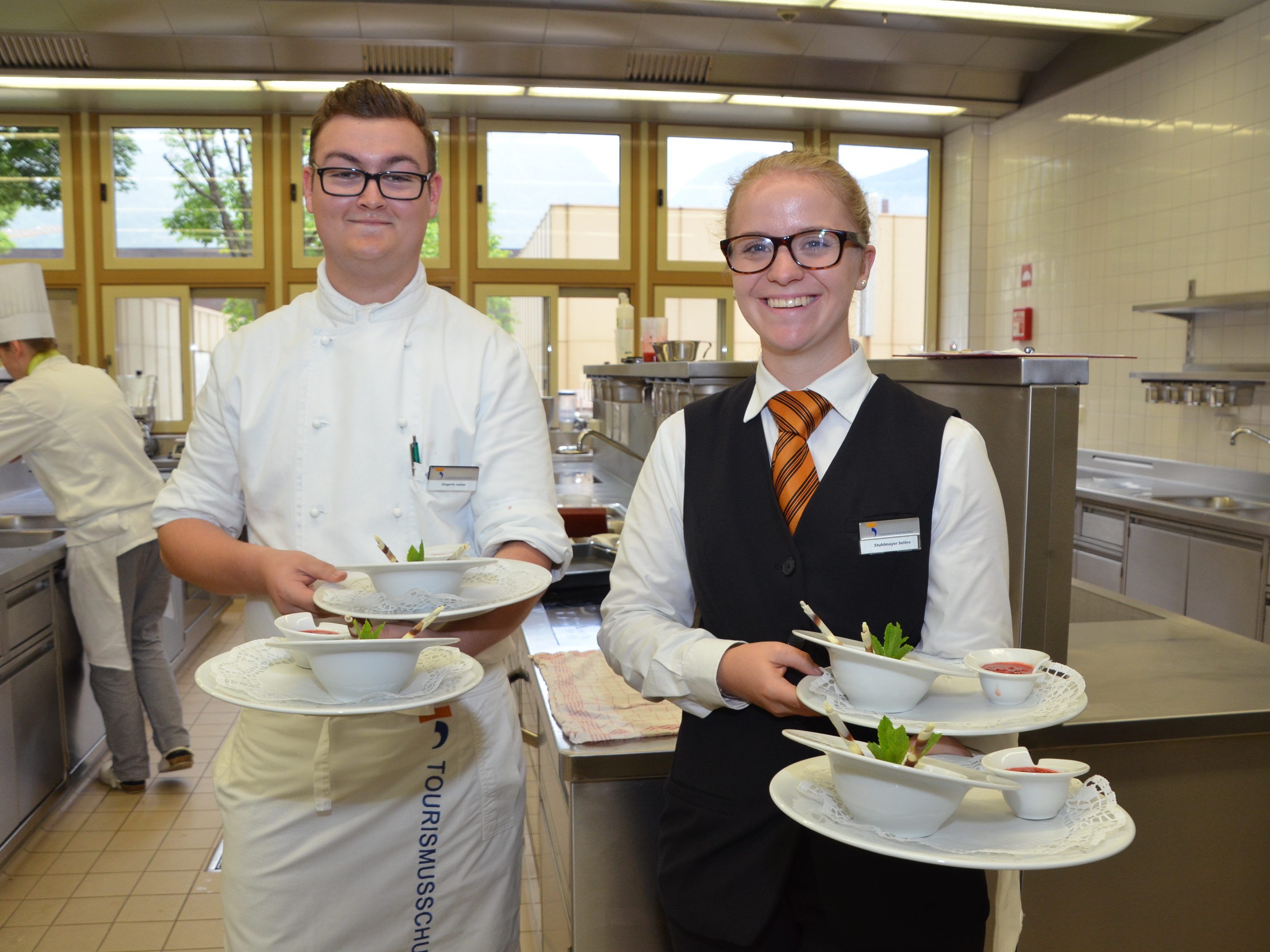 Die Lehrlinge und Schüler bieten allerlei kulinarische Köstlichkeiten.