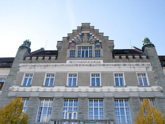 Der Angeklagte bestreitet die Vorwürfe teilweise.
