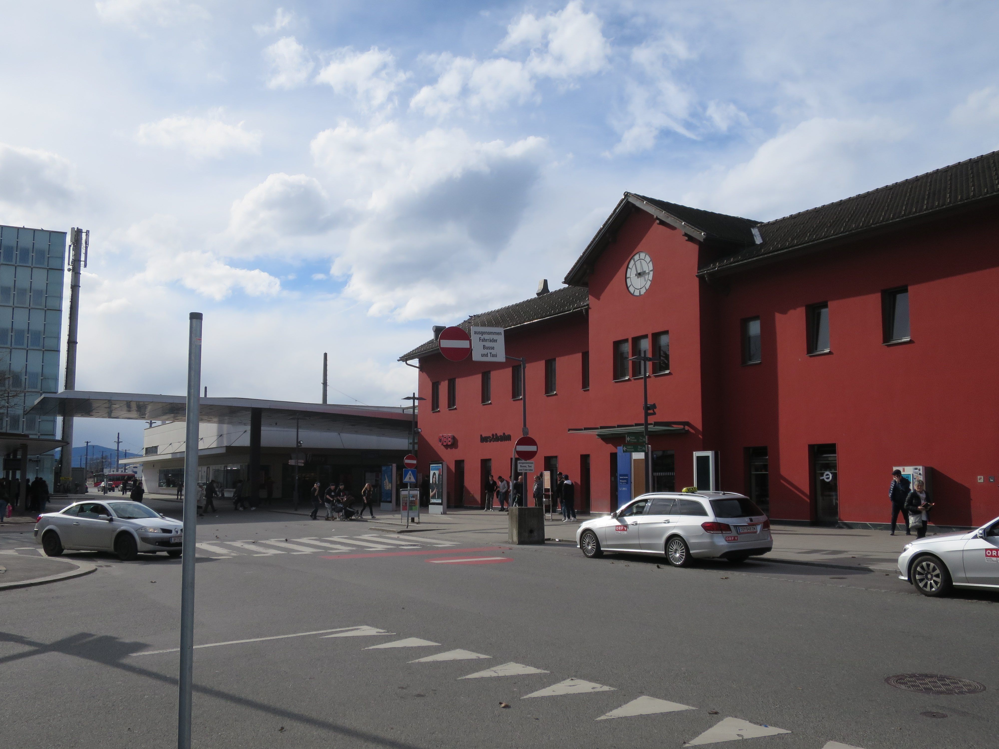 Der unbekannte Pkw-Fahrer flüchtete in Richtung Bahnhof.