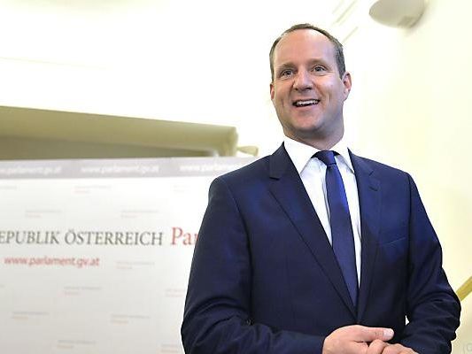 NEOS-Chef Strolz will Thema Bildung ins Parlament ziehen