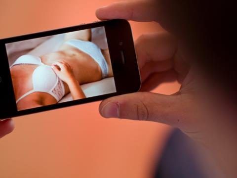 Nutzer sollen Bilder über Messenger an sich selbst schicken.