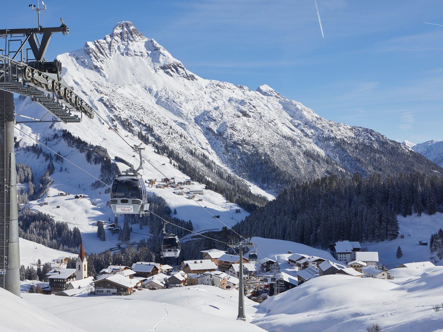 Mit der neuen Dorfbahn gelangt man direkt aus Warth in das größte Skigebiet Österreichs.
