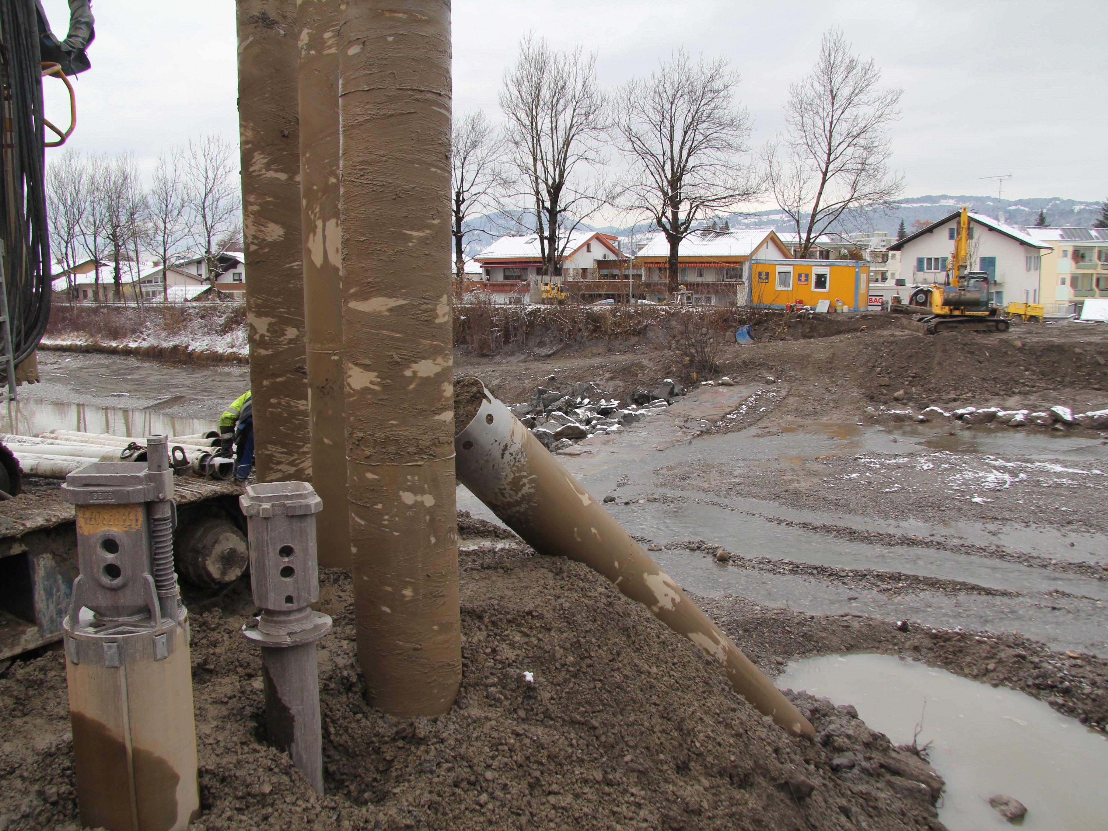 Derzeit laufen die Arbeiten an Fundament der neuen Brücke.