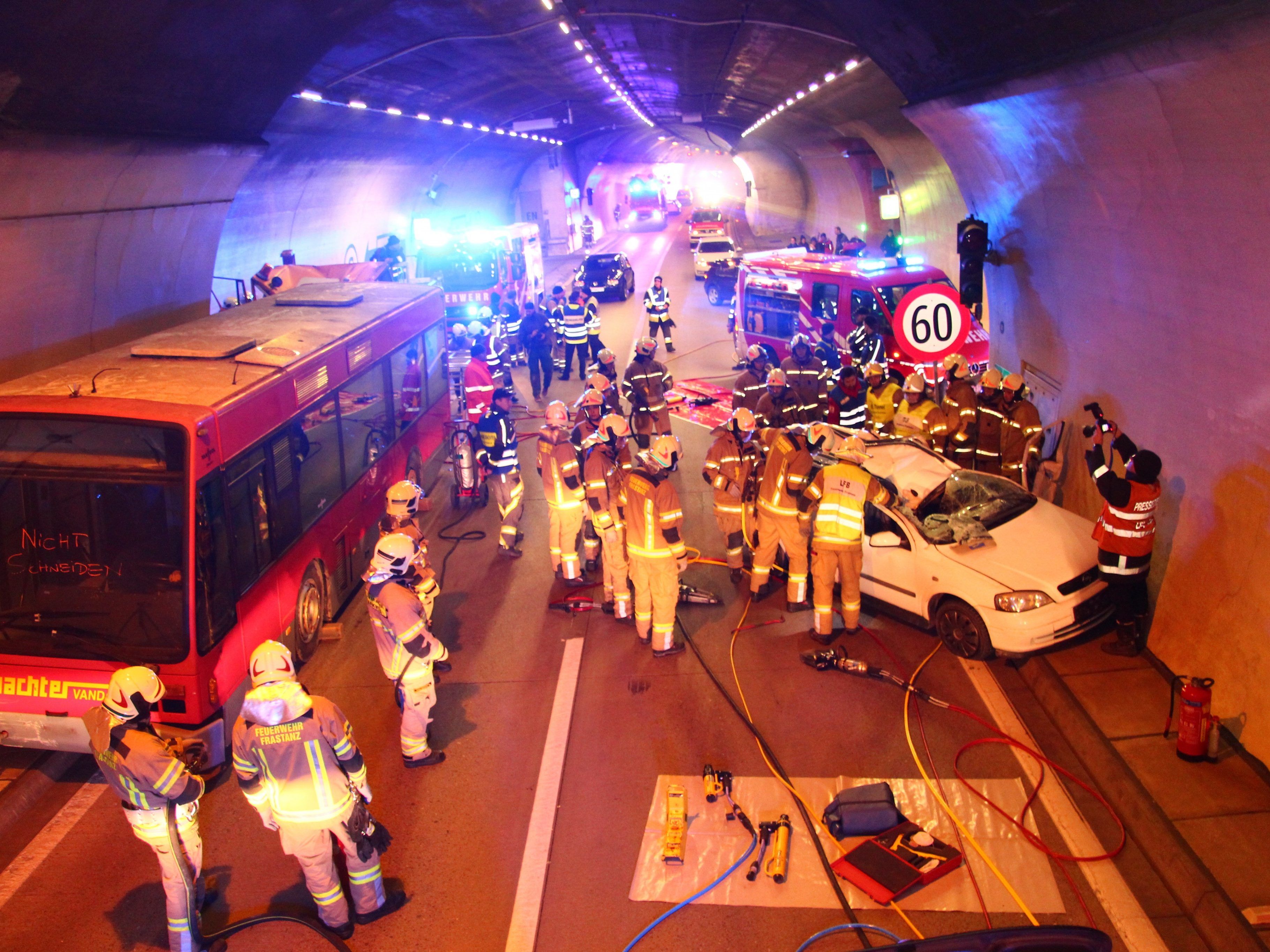 Die Einsatzkräfte probten den Ernstfall im Ambergtunnel.