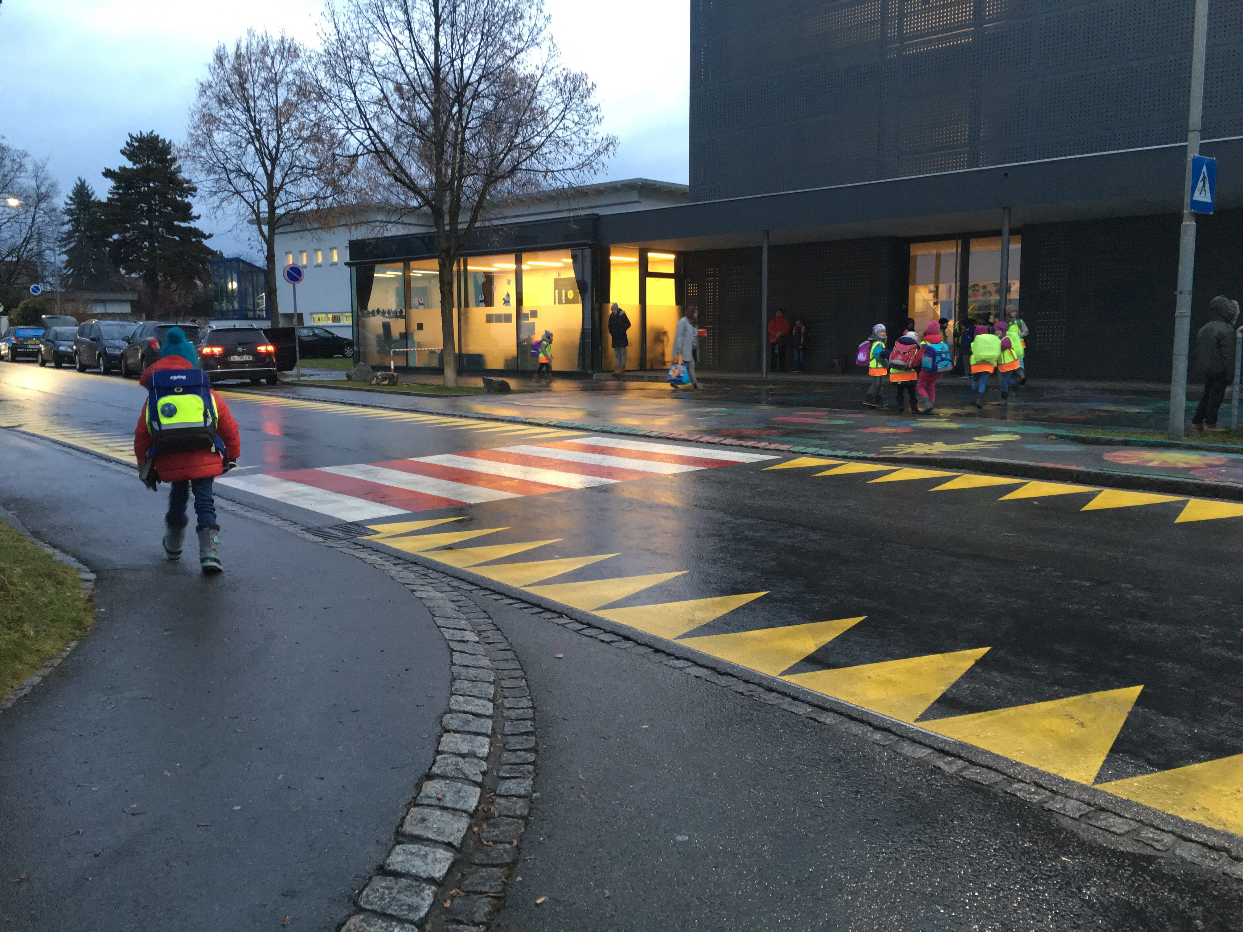 Die Dreiecke sollen die Straße enger erscheinen lassen.
