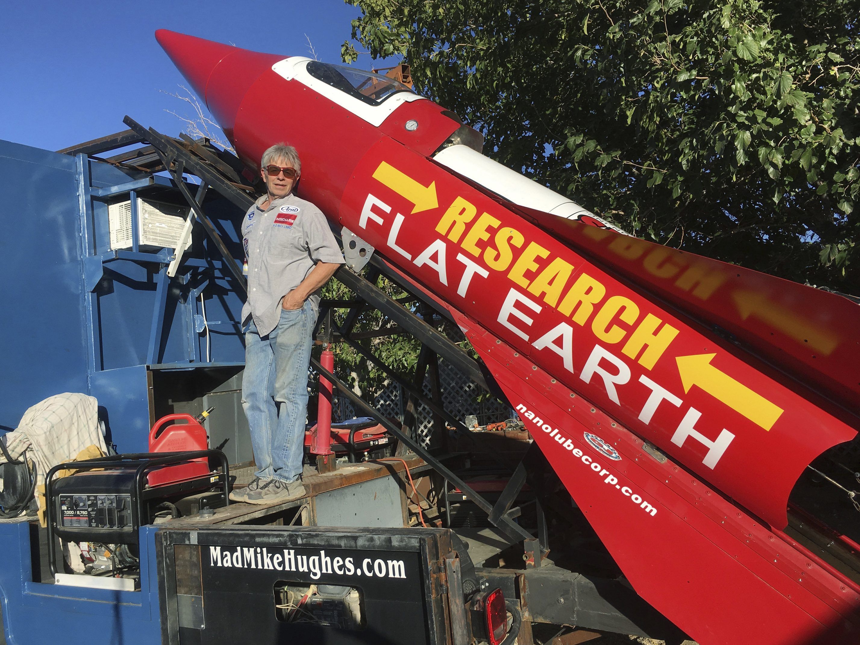"Mad Mike" Hughes mit seiner selbst gebauten Rakete.