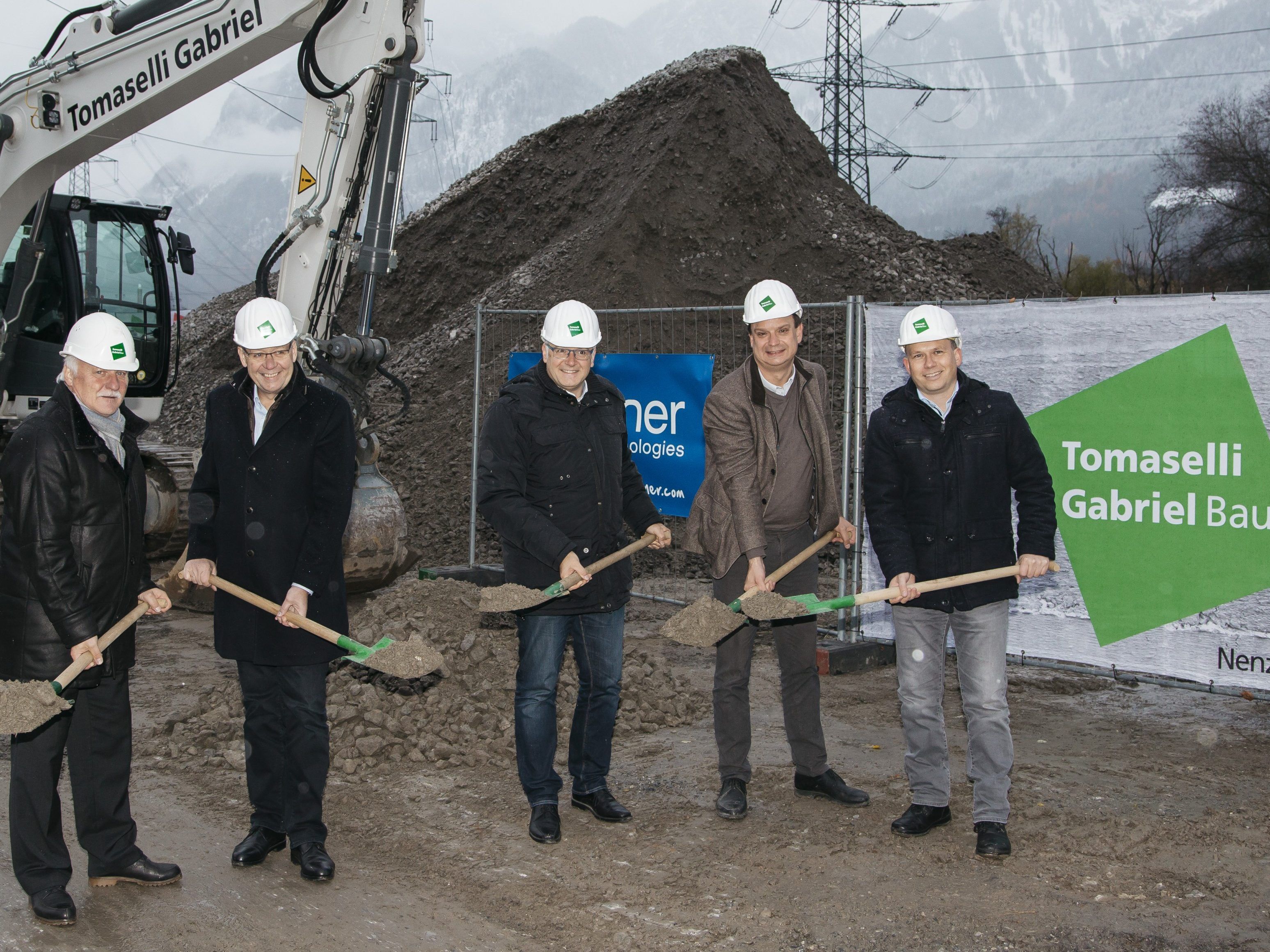 Führten den Spatenstich für das neue Bürogebäude B12 in Nüziders durch (von links): Architekt Eckhard Amann, Landesstatthalter Karlheinz Rüdisser, GANTNER-Geschäftsführer Elmar Hartmann, Baumeister Philipp Tomaselli und Bürgermeister Peter Neier.