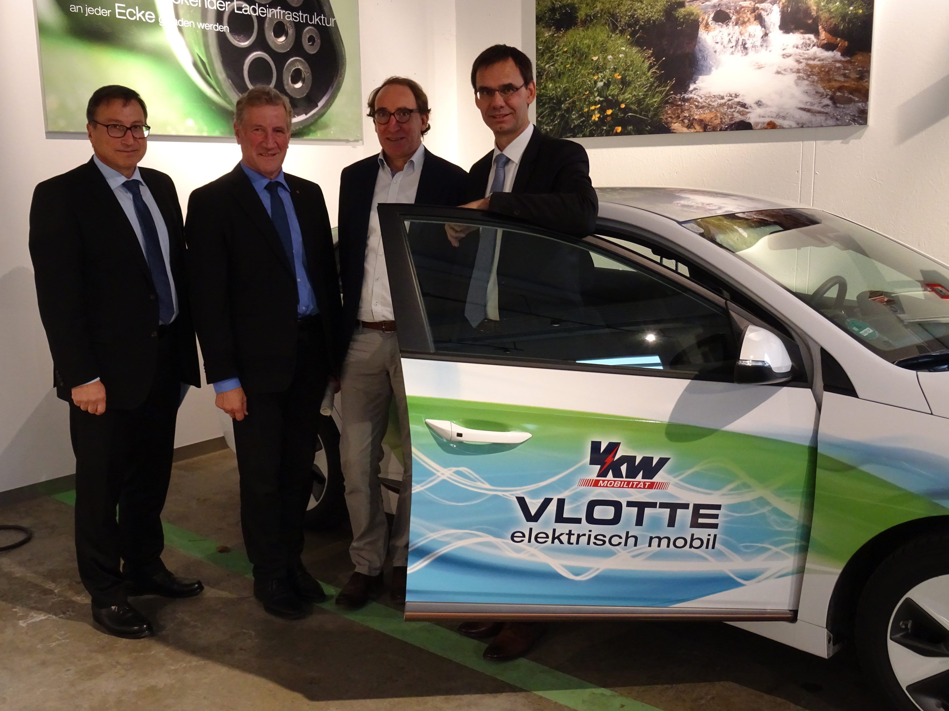 Landeshauptmann Wallner, die Landesräte Rauch und Schwärzler sowie illwerke vkw-Vorstand Mennel informierten über neue Angebote in Sachen E-Mobilität.