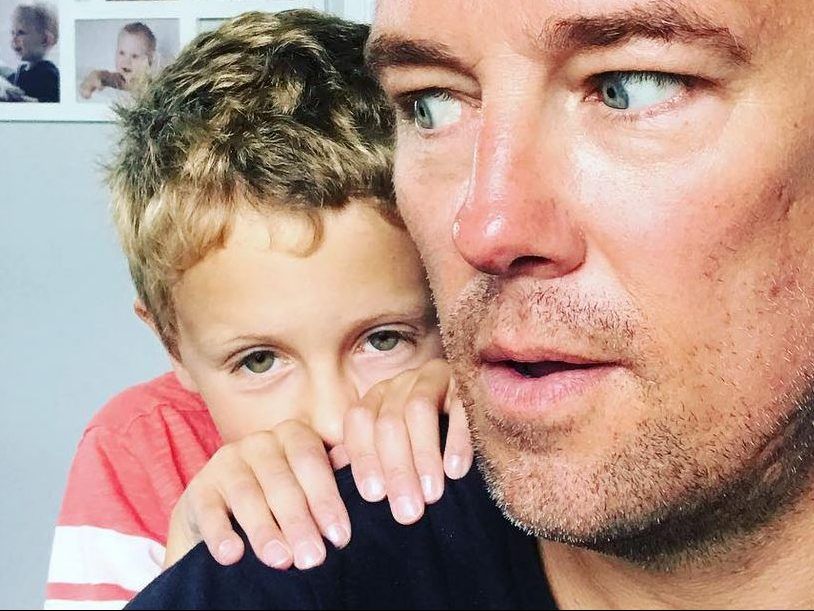 Vater und Sohn halten zusammen.