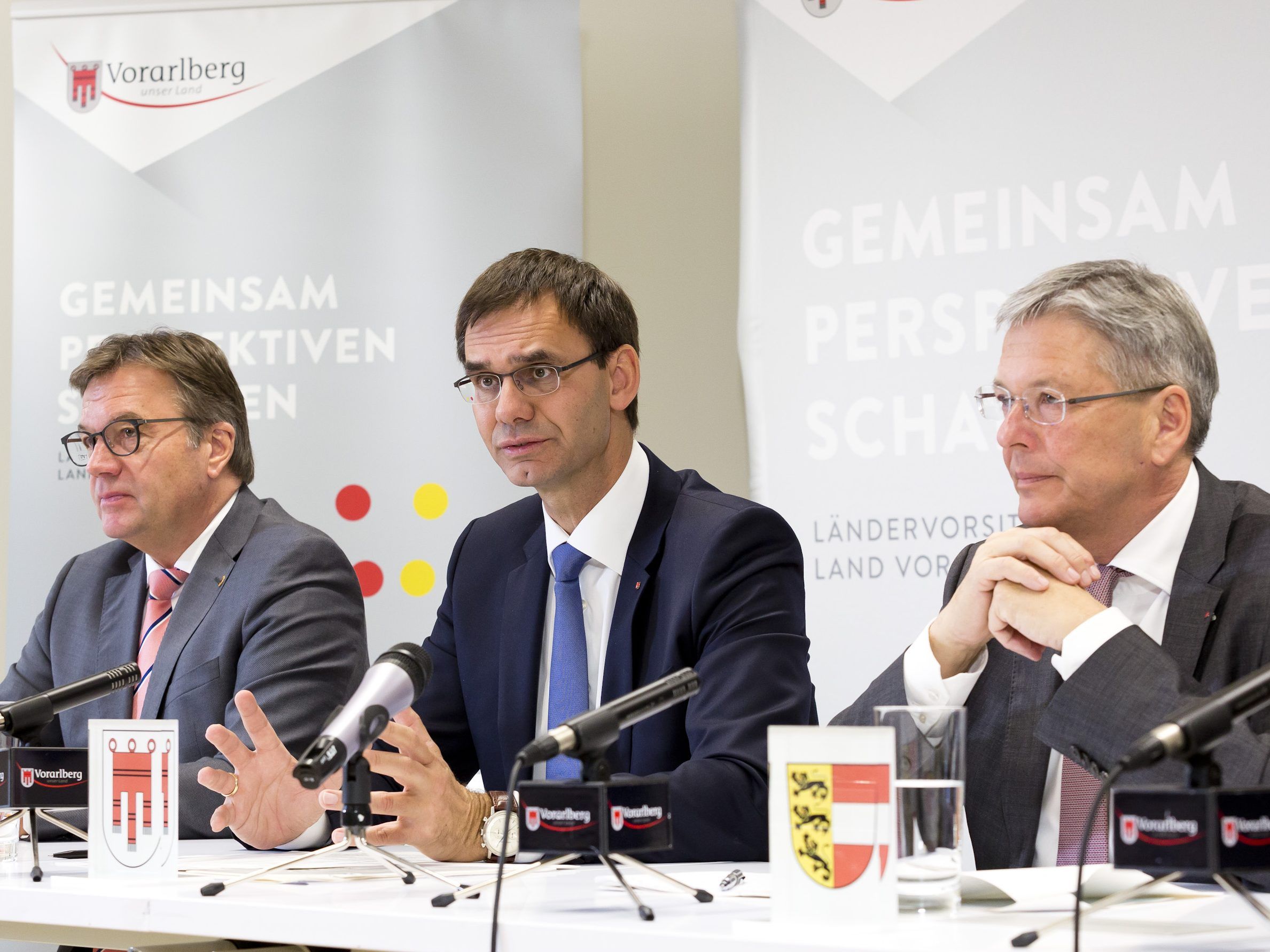Der Tiroler Landeshauptmann Günther Platter, Landeshauptmann Markus Wallner als aktueller Vorsitzender der LH-Konferenz und Landeshauptmann Peter Kaiser stellten sich nach dem Treffen den Fragen der Journalistinnen und Journalisten.