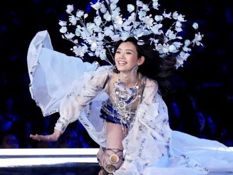 Model Ming stürzte auf dem Catwalk.