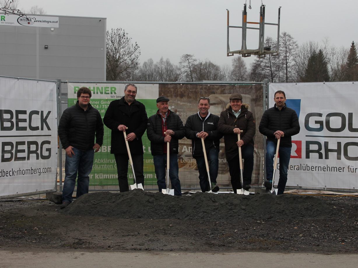 Beim Spatenstich: Lukas Fritz, Bauleiter, und Georg Vallaster, Geschäftsführer von Goldbeck Rhomberg, mit Seniorchef Emil Rohner, Geschäftsführer Christoph Rohner, Bürgermeister Christian Natter sowie Projektleiter Clemens Häle, Goldbeck Rhomberg (v. l. n. r.).