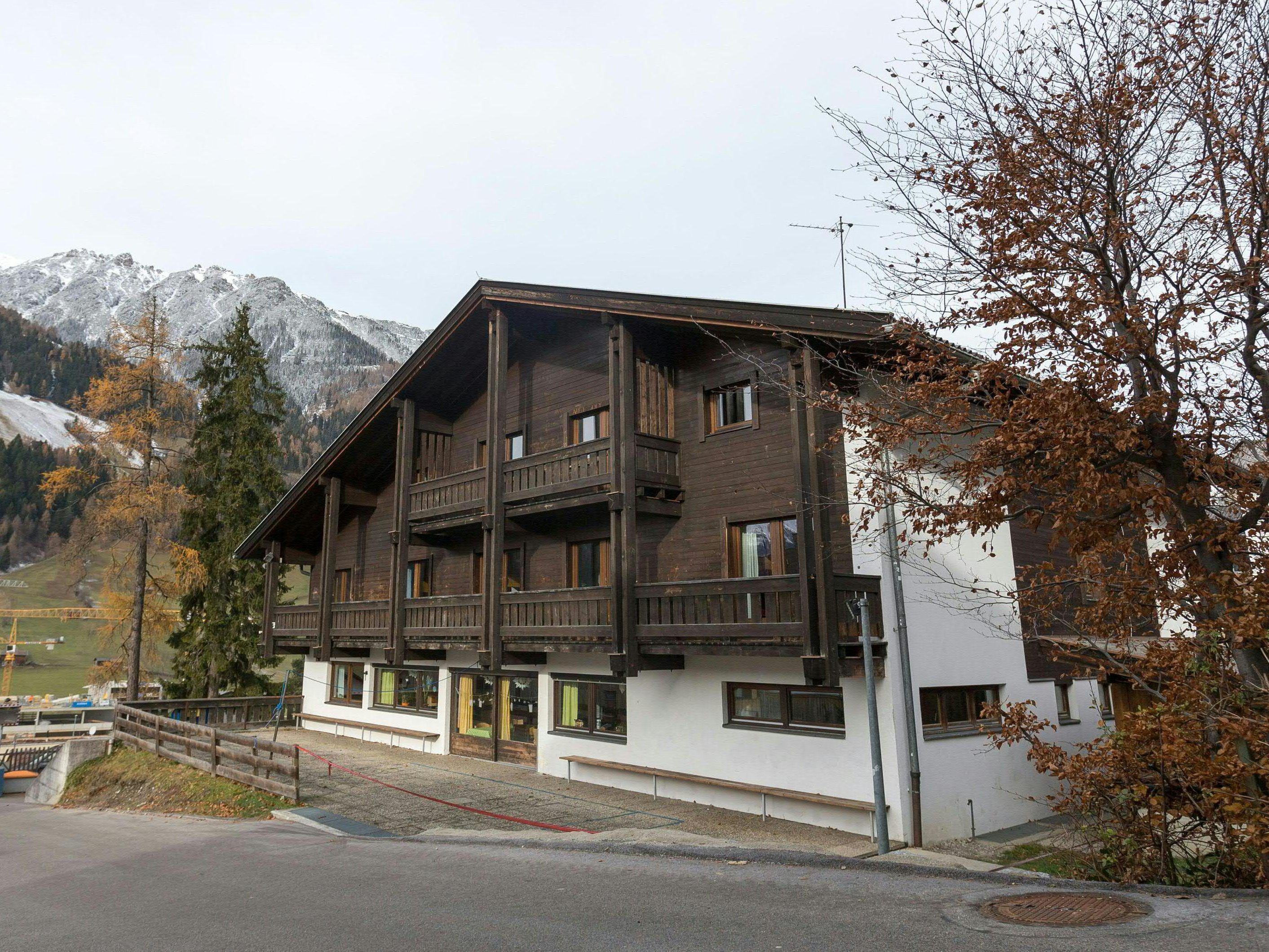 Der Heimleiter, an der Skihauptschule Neustift auch als Lehrer tätig, unterrichtete später an der Pädagogischen Akademie in Feldkirch.