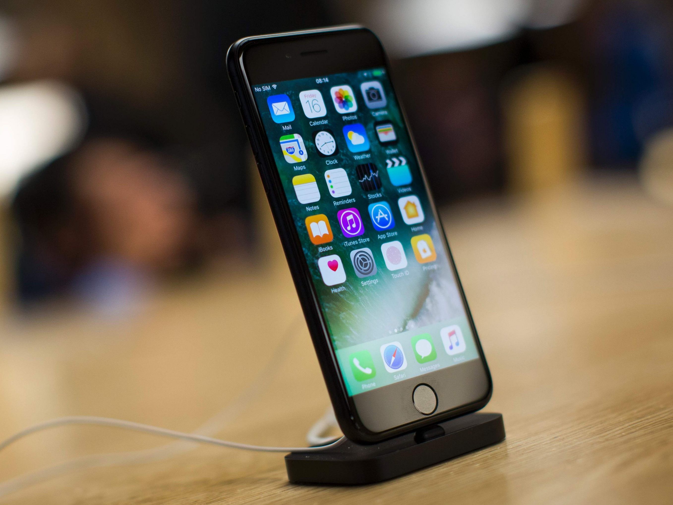Apple gesteht erstmals absichtlich alte IPhones zu drosseln.