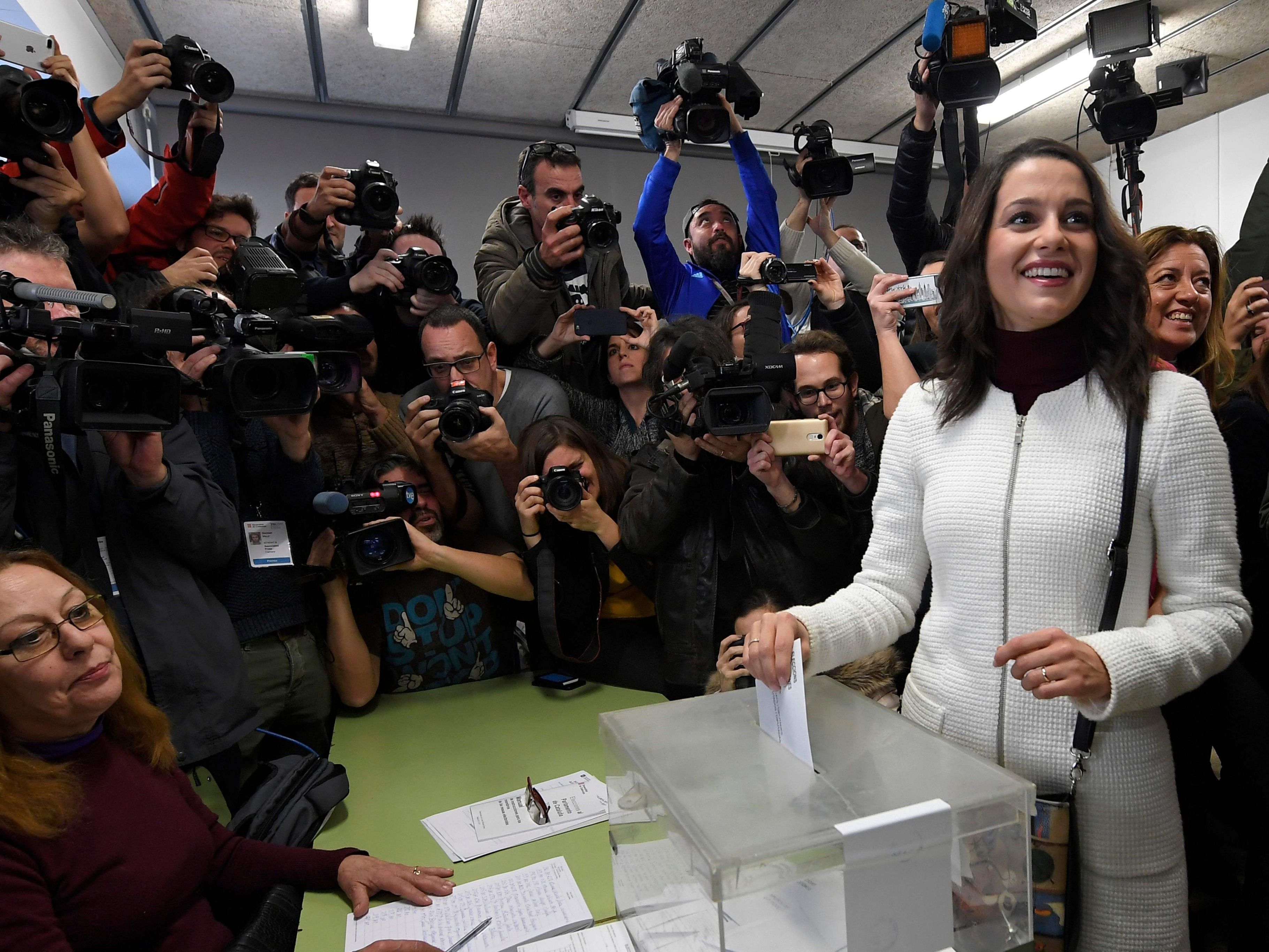 Kandidatin Ines Arrimadas gibt ihre Stimme ab.