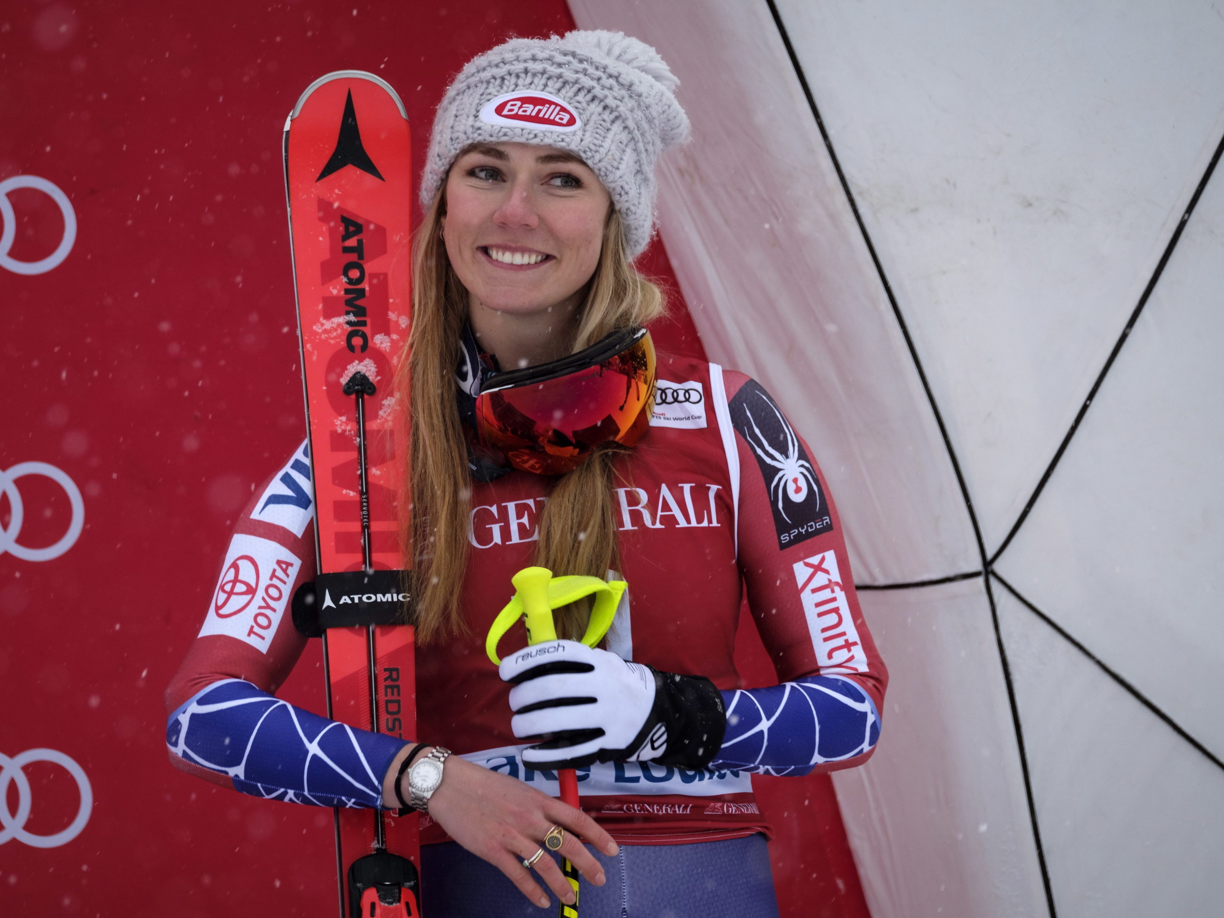 Shiffrin jubelte in Lake Louise über ihren ersten Erfolg in einer Weltcup-Abfahrt.