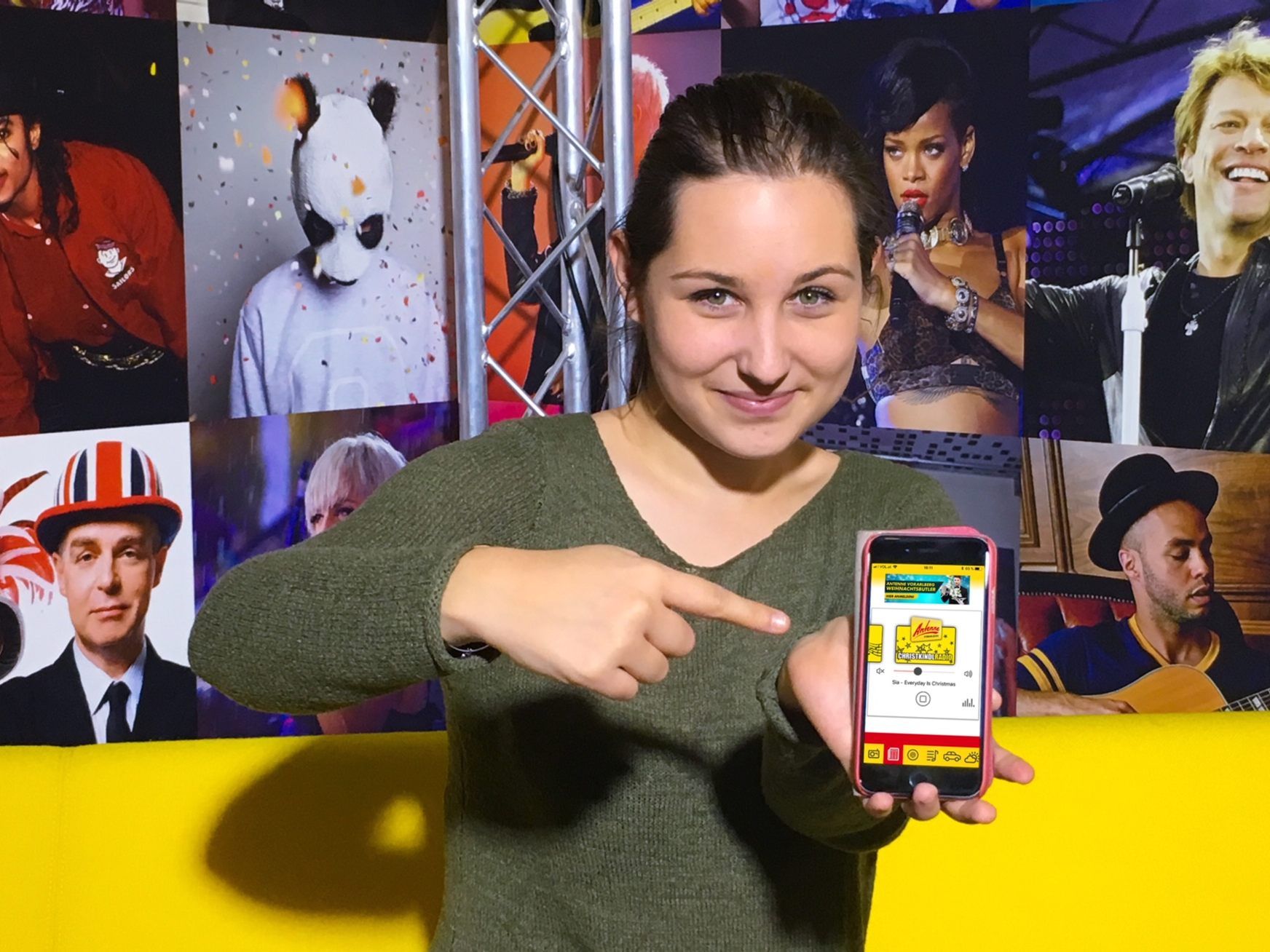 Chiara hört das Antenne Vorarlberg - Christkindlradio über die App.