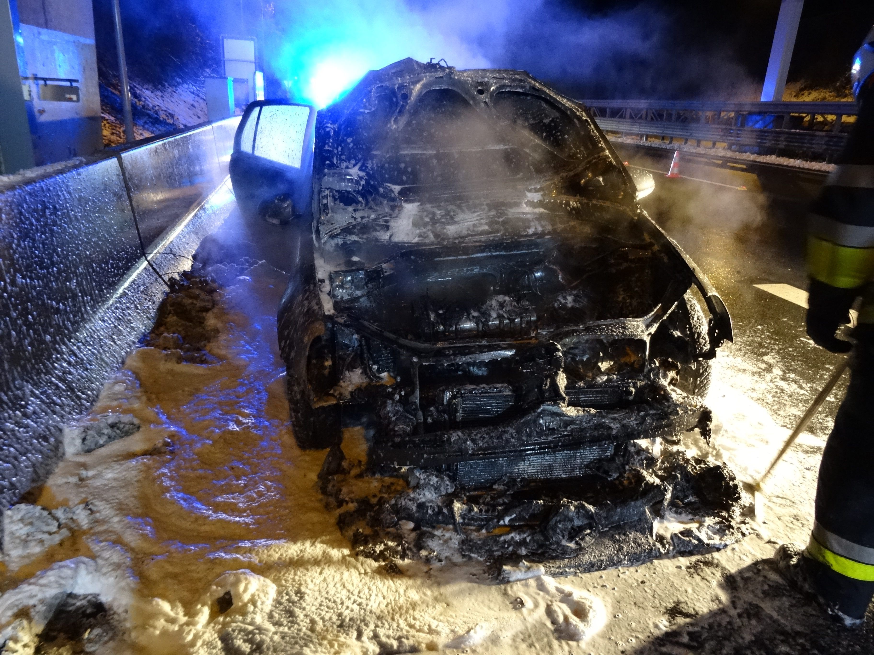 Ein Pkw fing aus unbekannter Ursache auf der A14 Feuer.