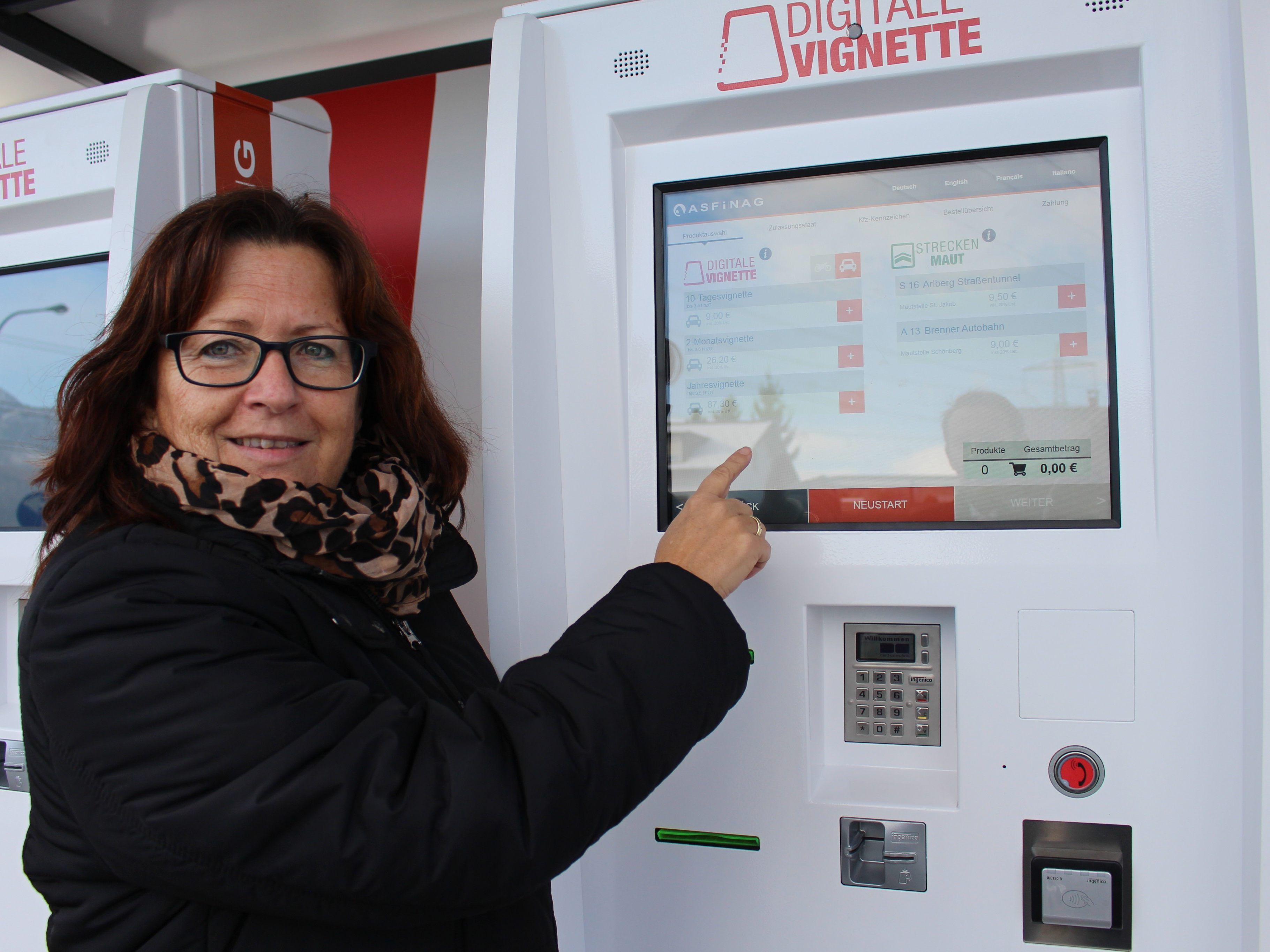 Gabriele Lutter demonstriert die neuen Verkaufsautomaten der ASFINAG.
