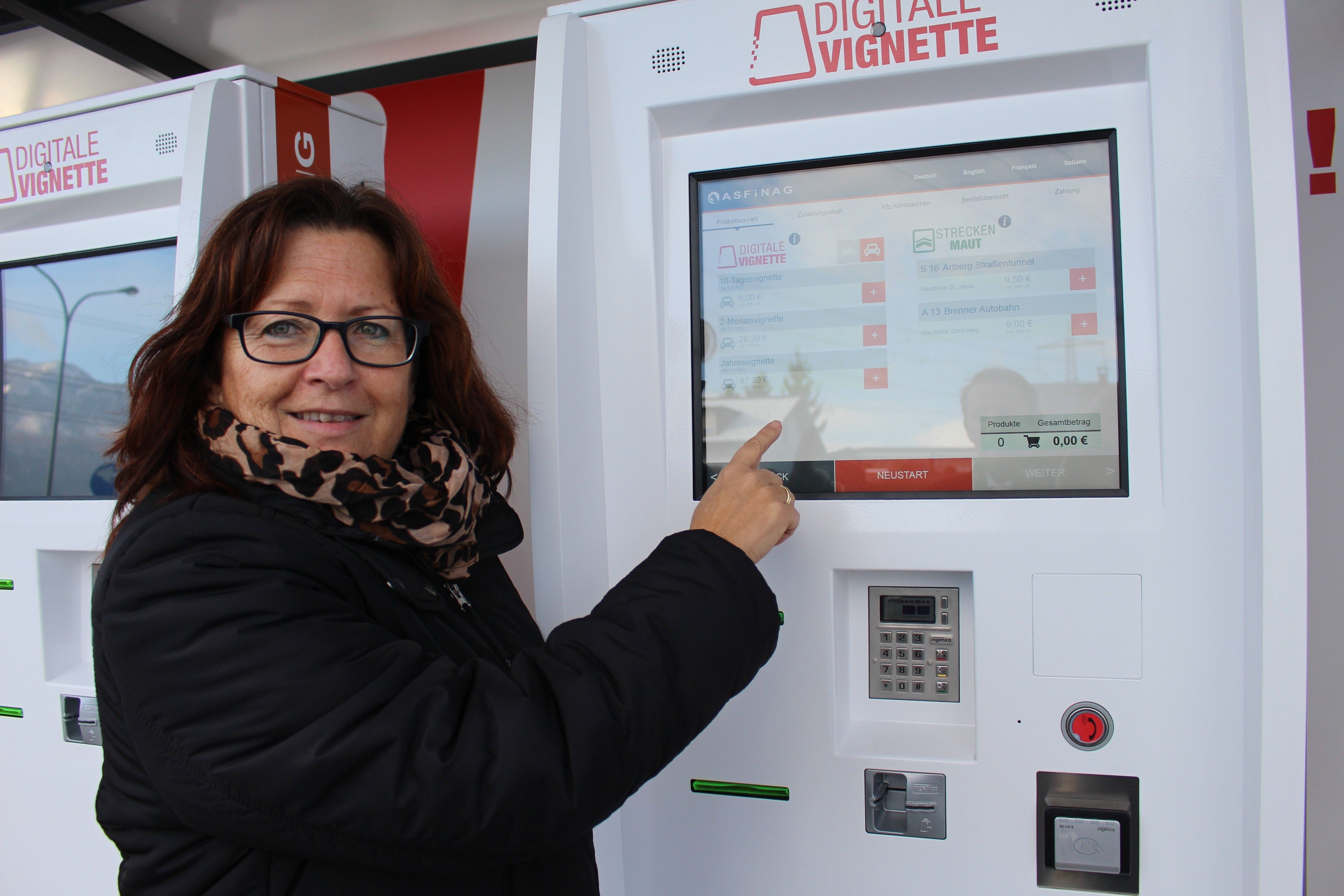 Gabriele Lutter demonstriert die neuen Verkaufsautomaten der ASFINAG.