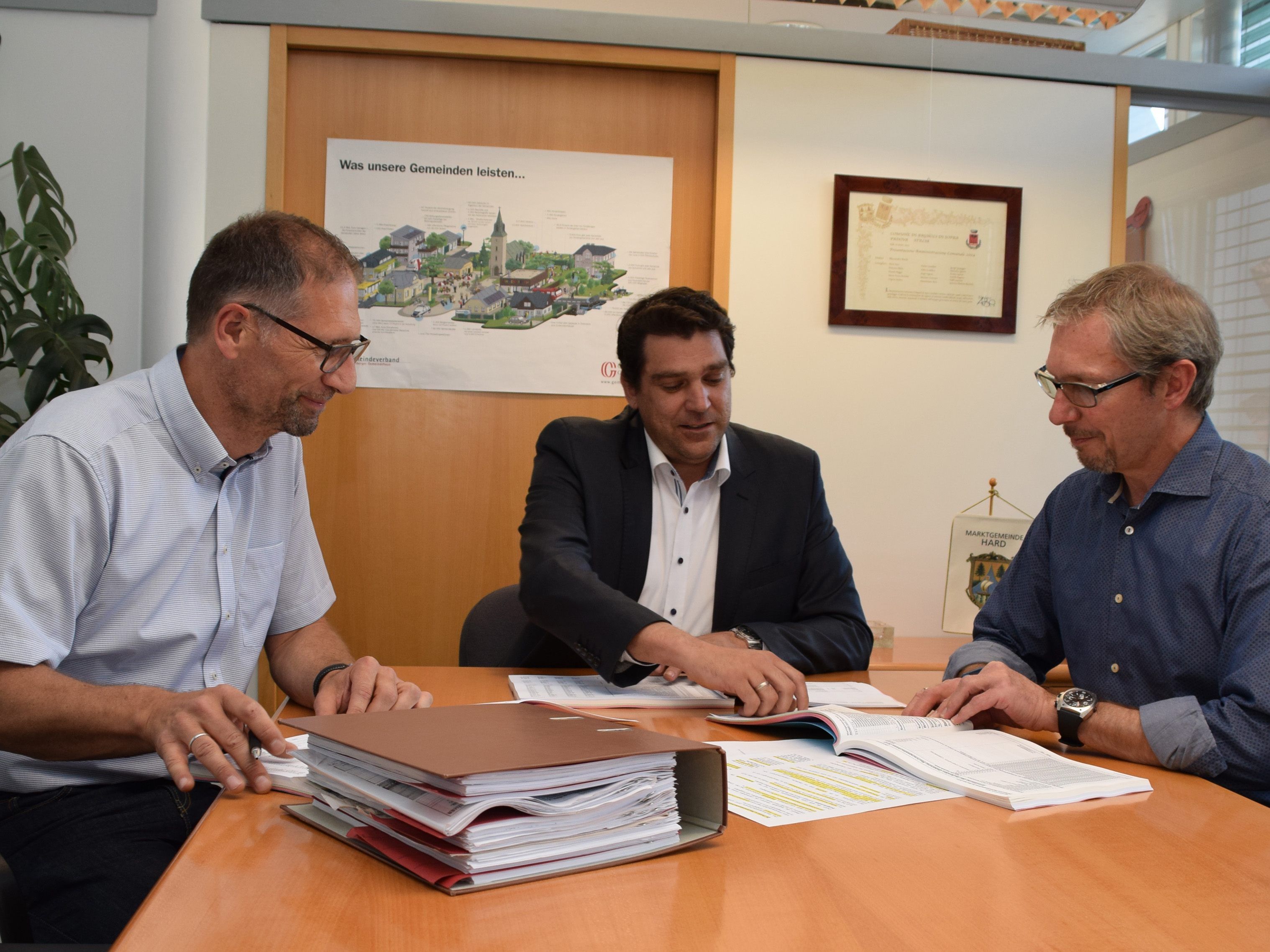 (v.l.) Finanzleiter Markus Lerchenmüller, Bgm. Harald Köhlmeier und Finanzreferent Franz Bereuter.