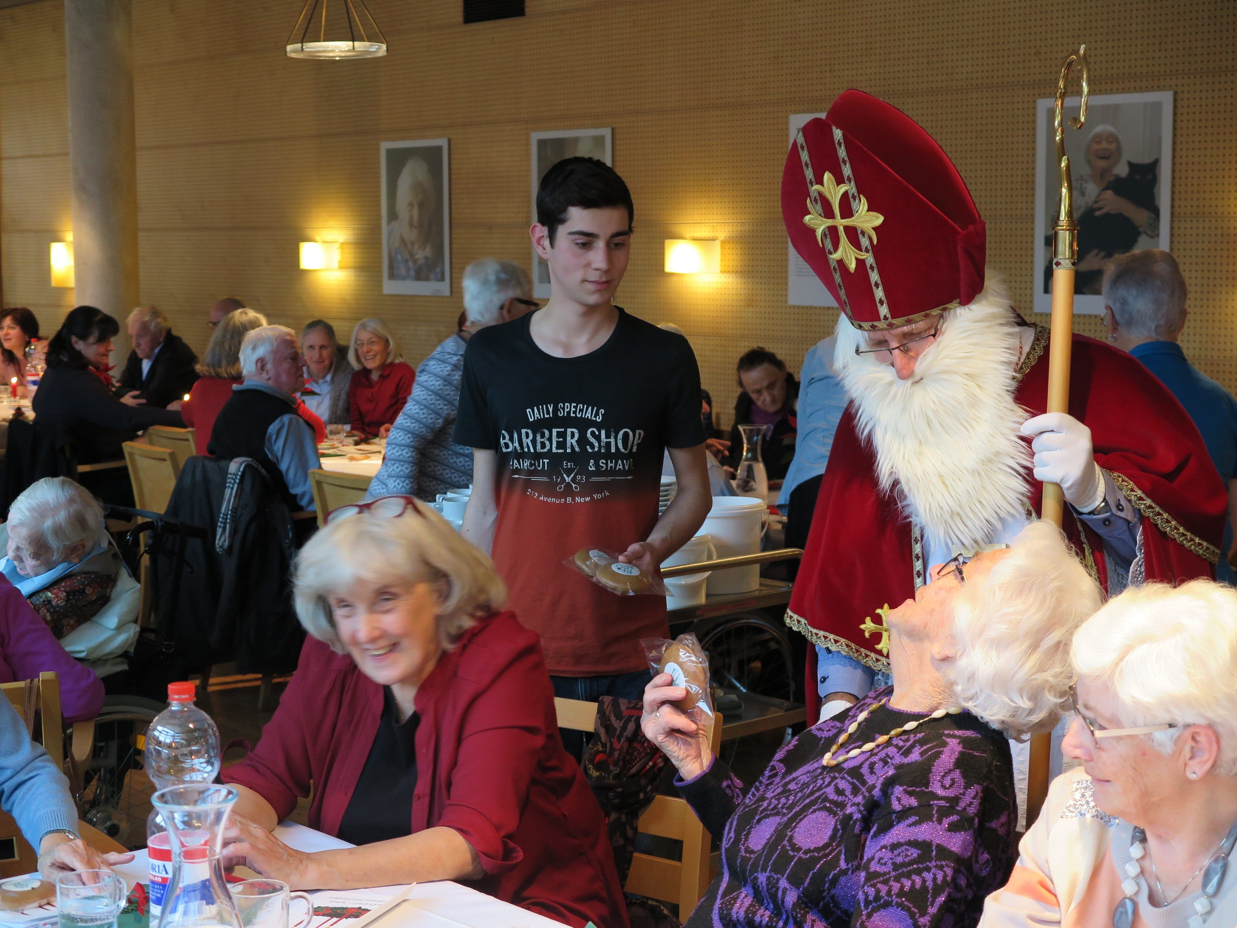 Große Freude bei den Gästen beim Besuch des heiligen Nikolaus.