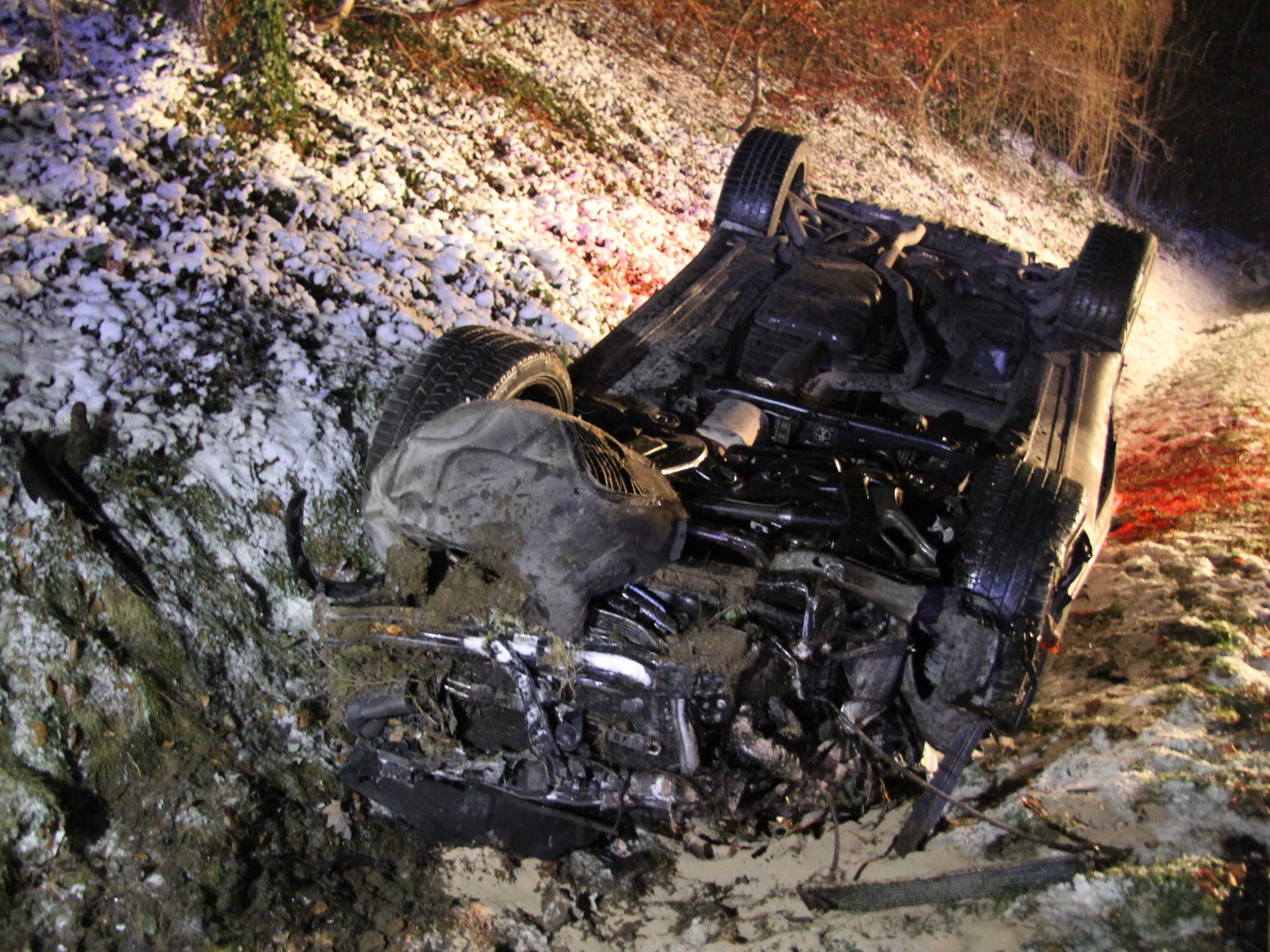 Beide Insassen wurden bei dem Unfall verletzt.
