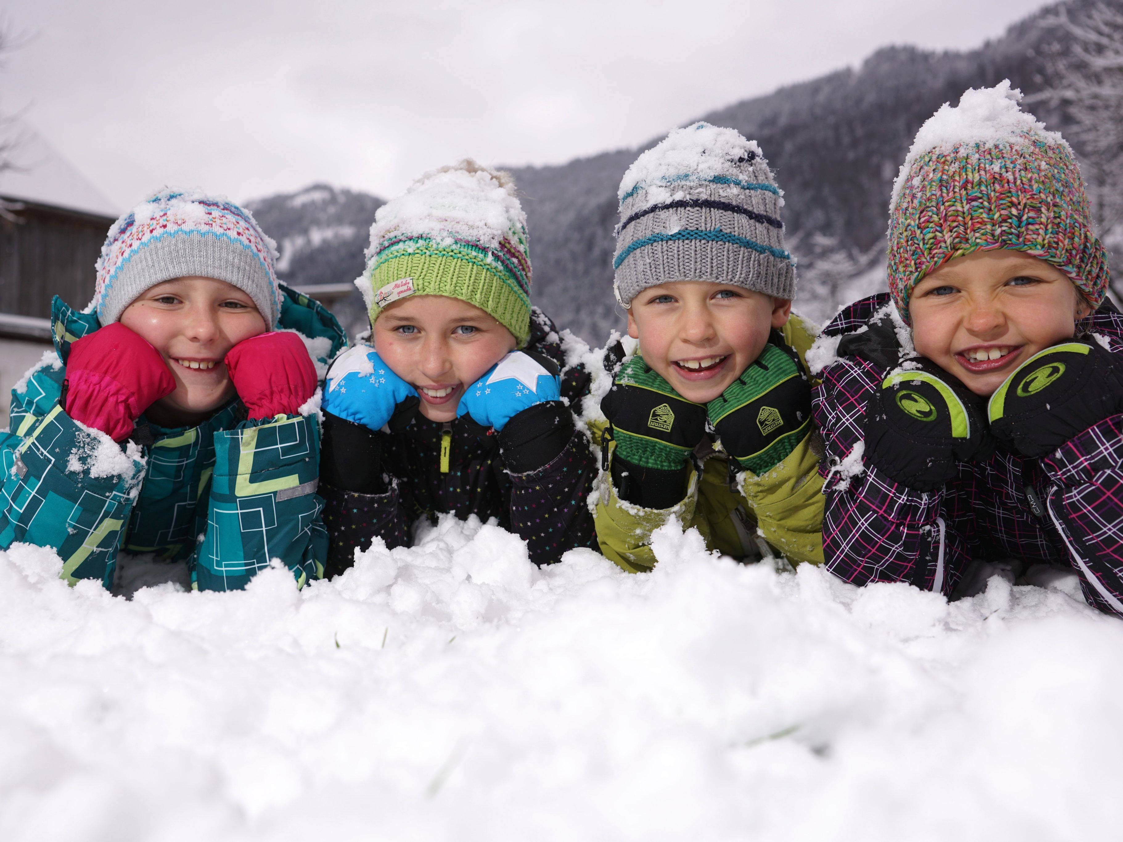 Janine, Anna Sophie, Emma und Luca vergnügten sich in der frischverschneiten Schneelandschaft in Bezau.