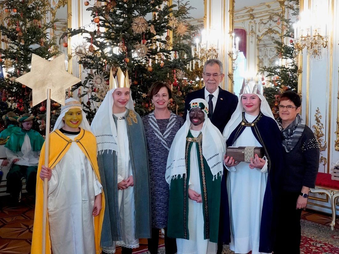 Sternsinger aus der Pfarre Höchst/Gaißau (Diözese Feldkirch) zu Besuch in der Hofburg bei Bundespräsident Alexander Van der Bellen und Ehefrau Doris Schmidauer.