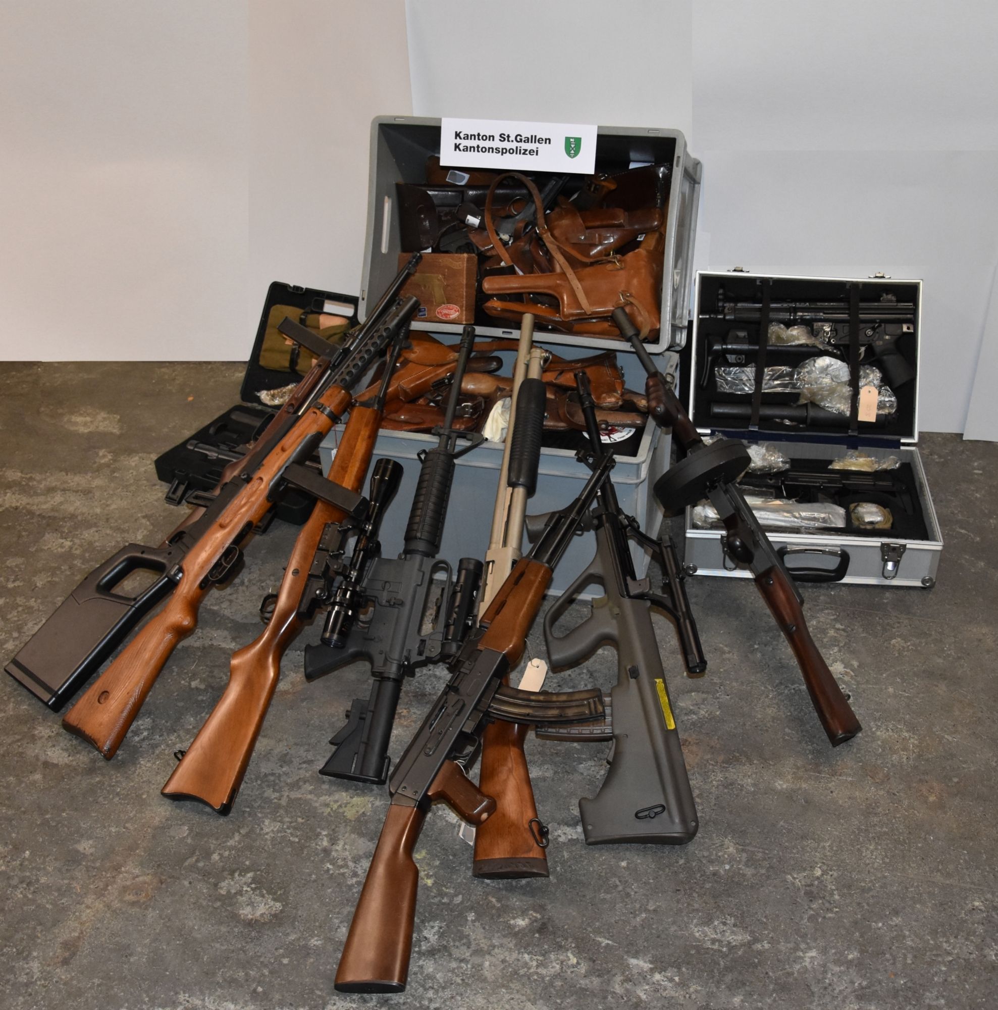 Gefundene verbotene Waffen. - Kantonspolizei St. Gallen