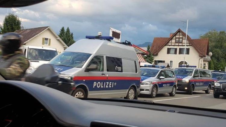 Großaufgebot der Polizei sorgte für Aufsehen. (Bild: Facebook/Vetter)