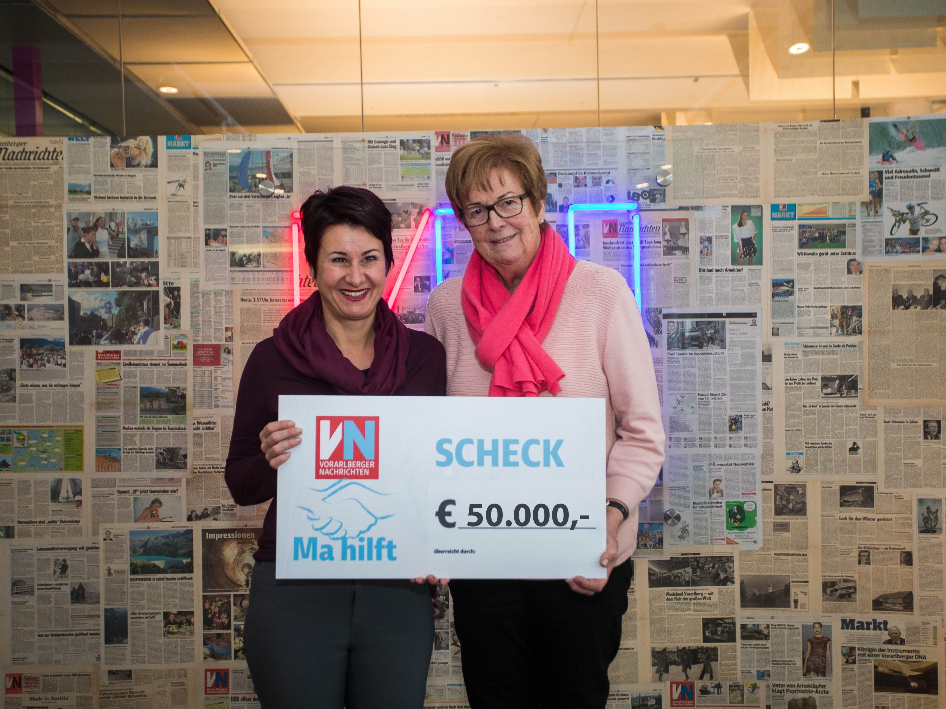 Susanne Marosch von "Geben für Leben" nimmt die Spende von "Ma hilft"-Fee Marlies Müller entgegen.