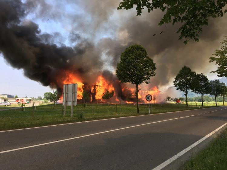 Stallgebäude in Götzis in Flammen. (VOL.AT/Rauch)