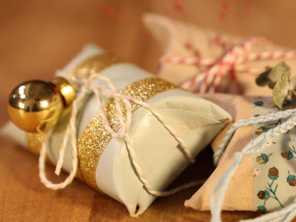Mit etwas Fingerspitzengefühl lässt sich aus einer Klopapierrolle eine tolle Geschenkverpackung basteln.