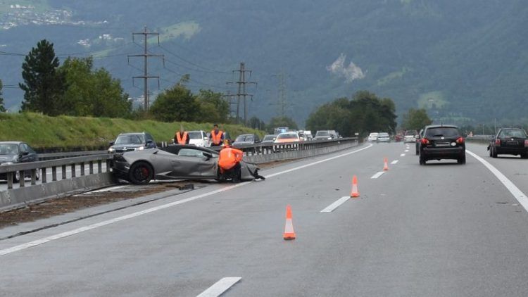 Teurer Unfall in der Schweiz. (Bild: Kantonspolizei St. Gallen)