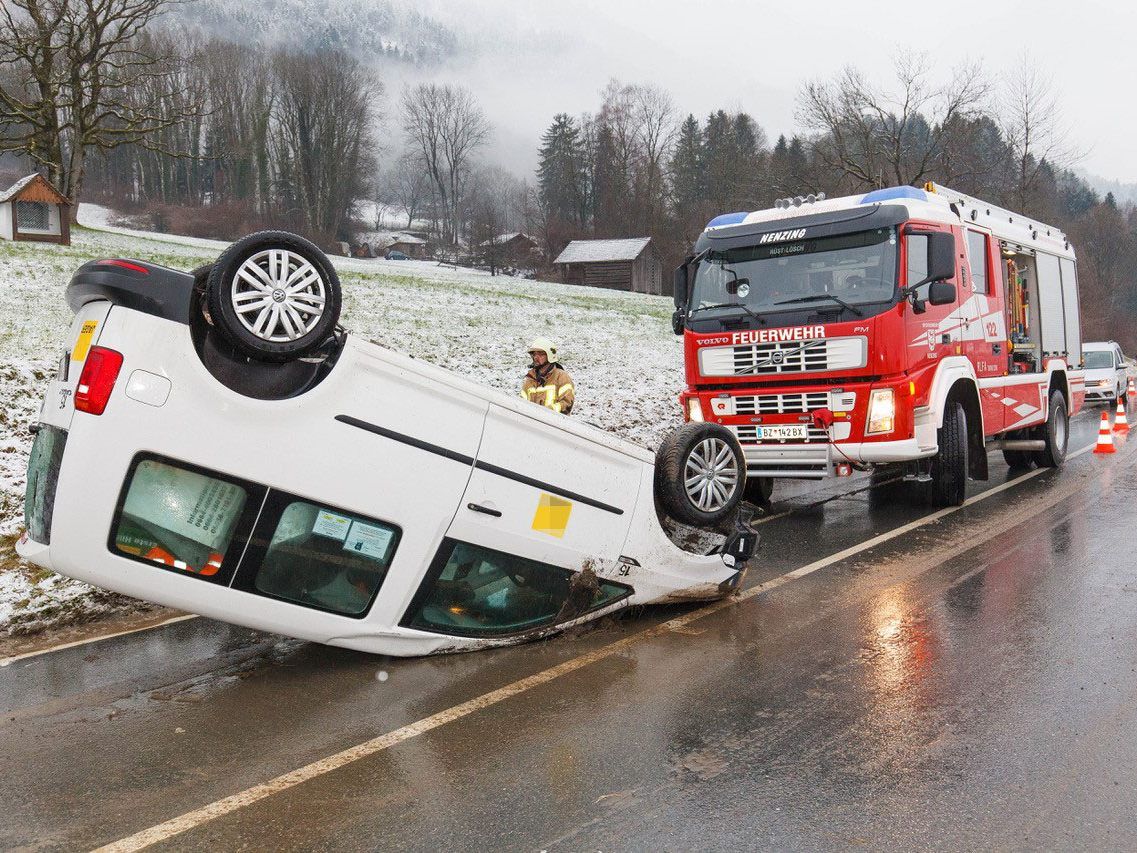 Ein Pkw überschlug sich am Donnerstagnachmittag auf der L190 Richtung Nenzing.