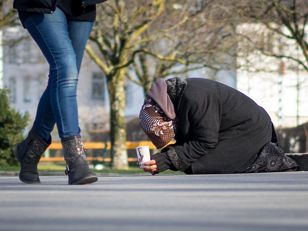 Die Bettlerin soll von dem Straßenkehrer erpresst worden sein./Symbolbild